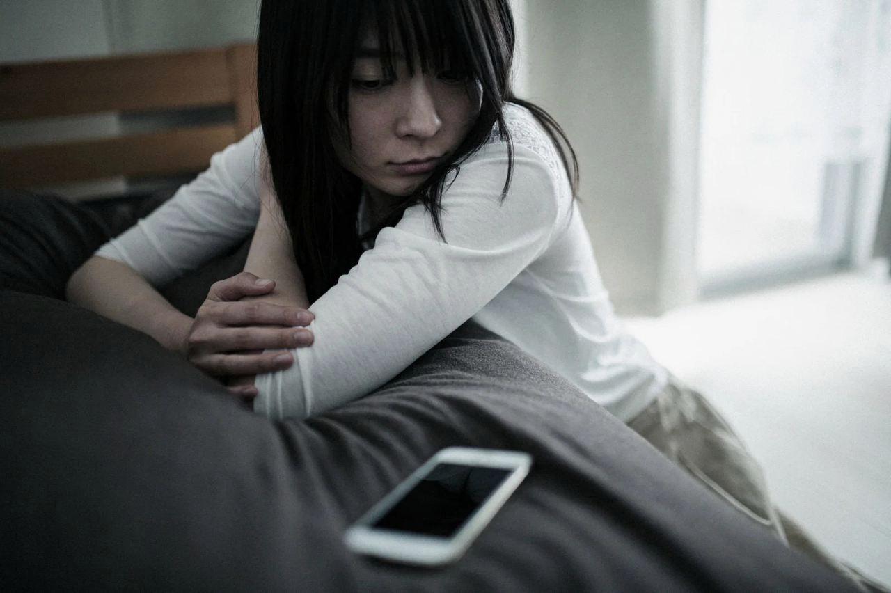 悩んでいるユーザーのシルエットとiPhoneのイラストが並んだ診断チャート