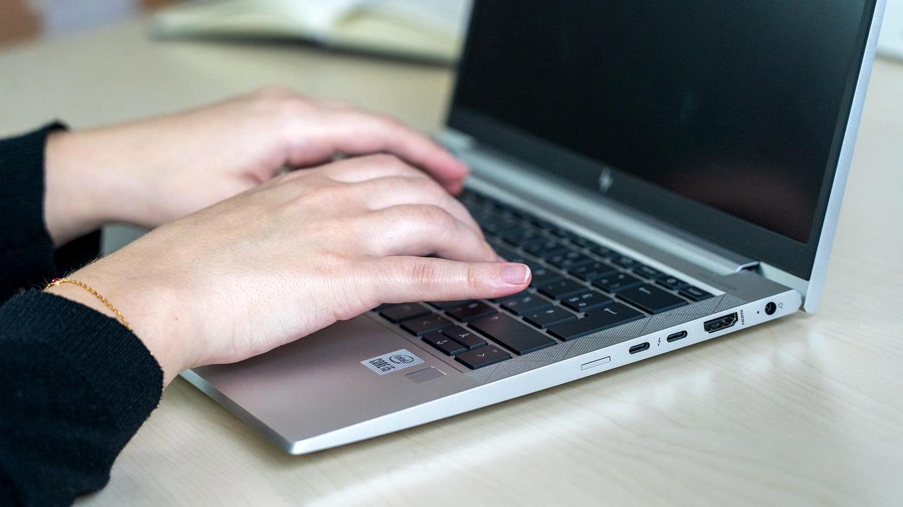 用途に合った分割キーボードを比較検討しているイメージ