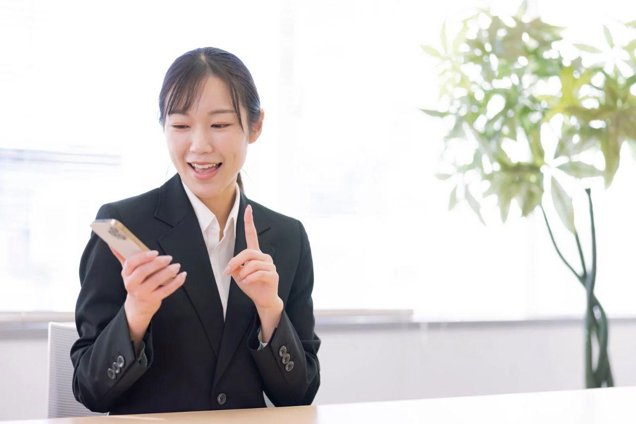 物理的に故障したスマートウォッチを修理に出すべきか判断する様子