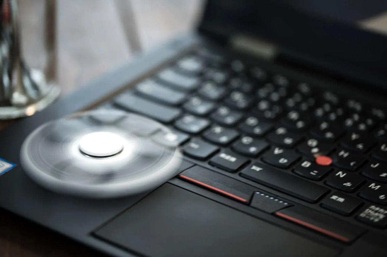 期限切れのChromebookの画面に赤い警告マークが表示されているイメージ写真