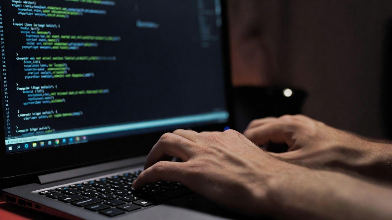 MX Linuxを古いノートPCに導入して軽快さを確認するイメージ