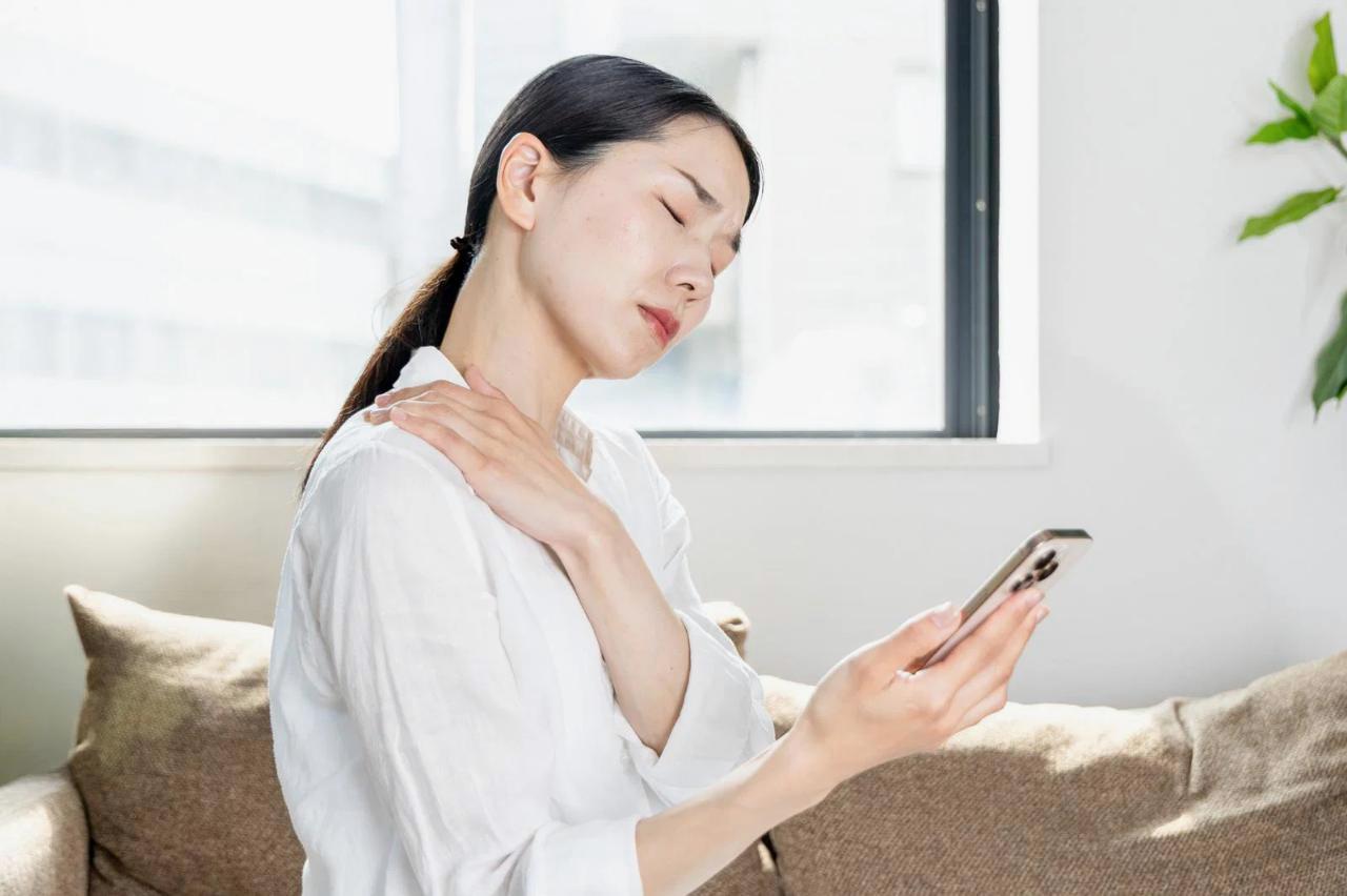 スマートフォンの画面に表示された集中モードの設定画面と、時計