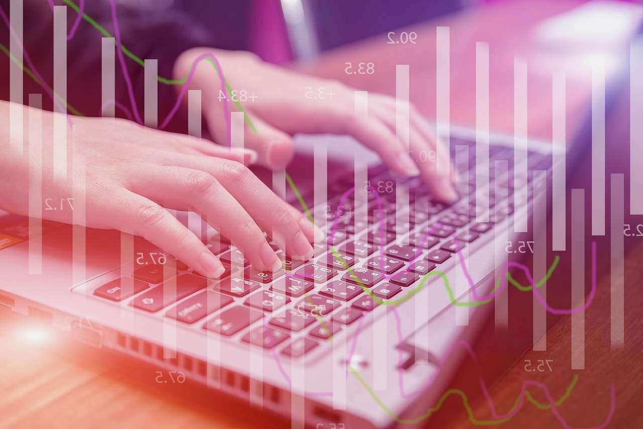 Gentoo LinuxとFedoraのロゴが並ぶ比較イメージ
