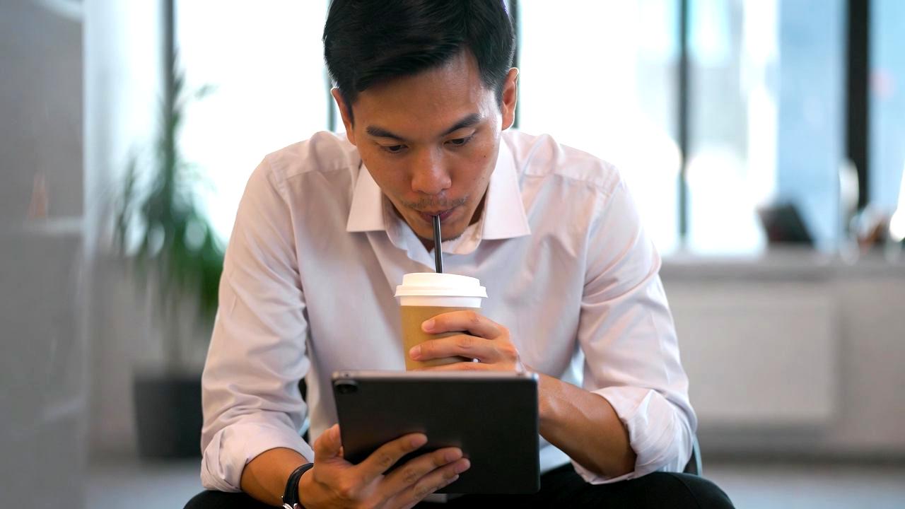 画面浮きしたタブレットに安全第一で対応する総まとめイメージ