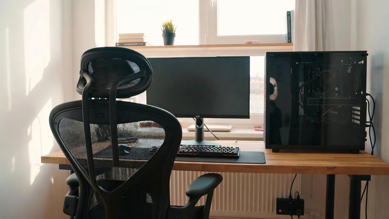 メーカーの生産ラインやモデルラインナップを俯瞰したチャートとPCの写真
