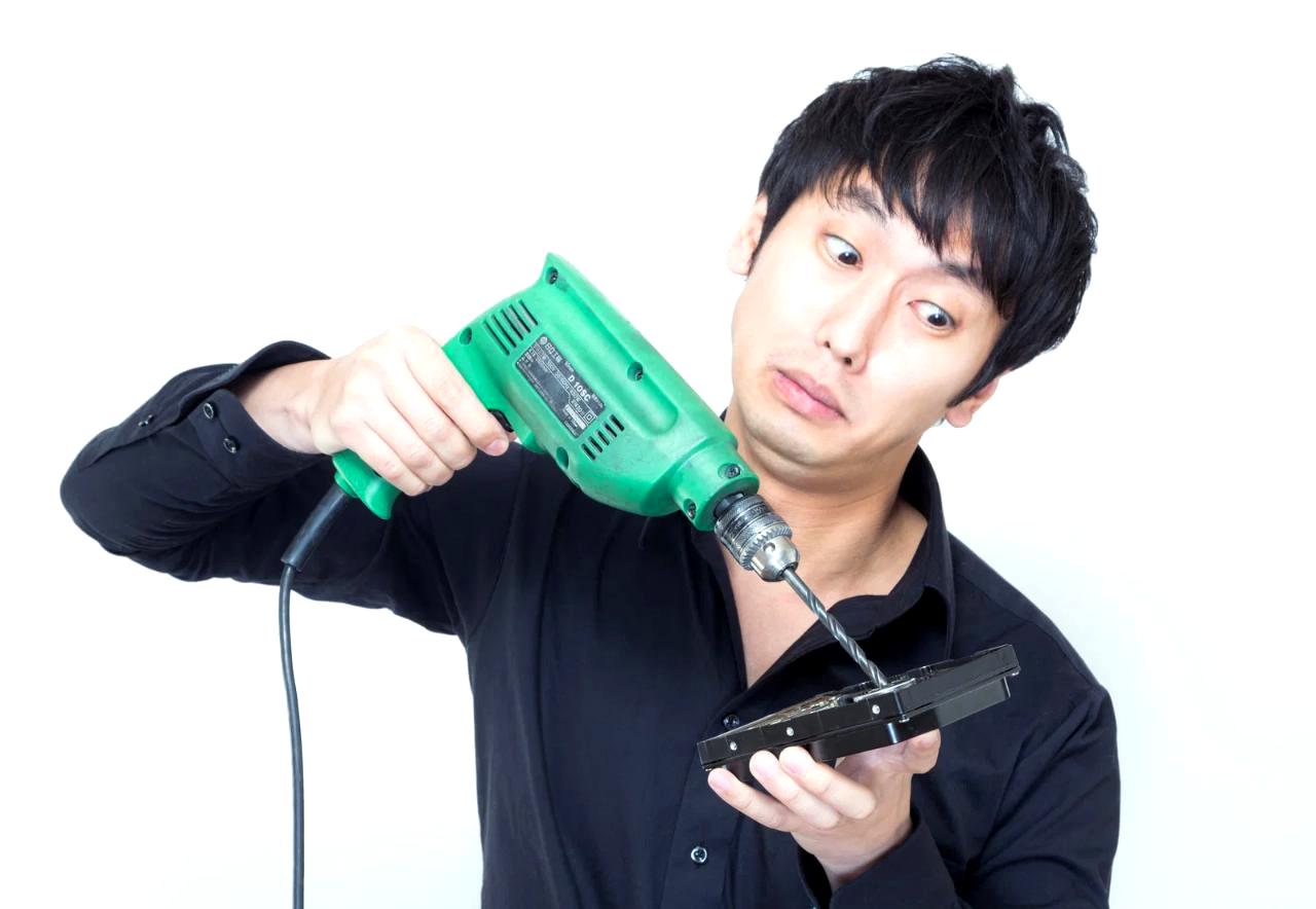 RAIDによるデータ保護の仕組みを解説するストレージ構成図