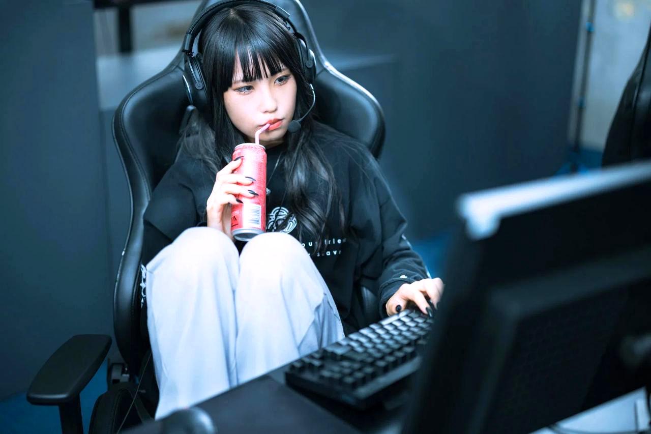有線イヤホンからワイヤレスヘッドホンへ切り替える様子を表す比較写真