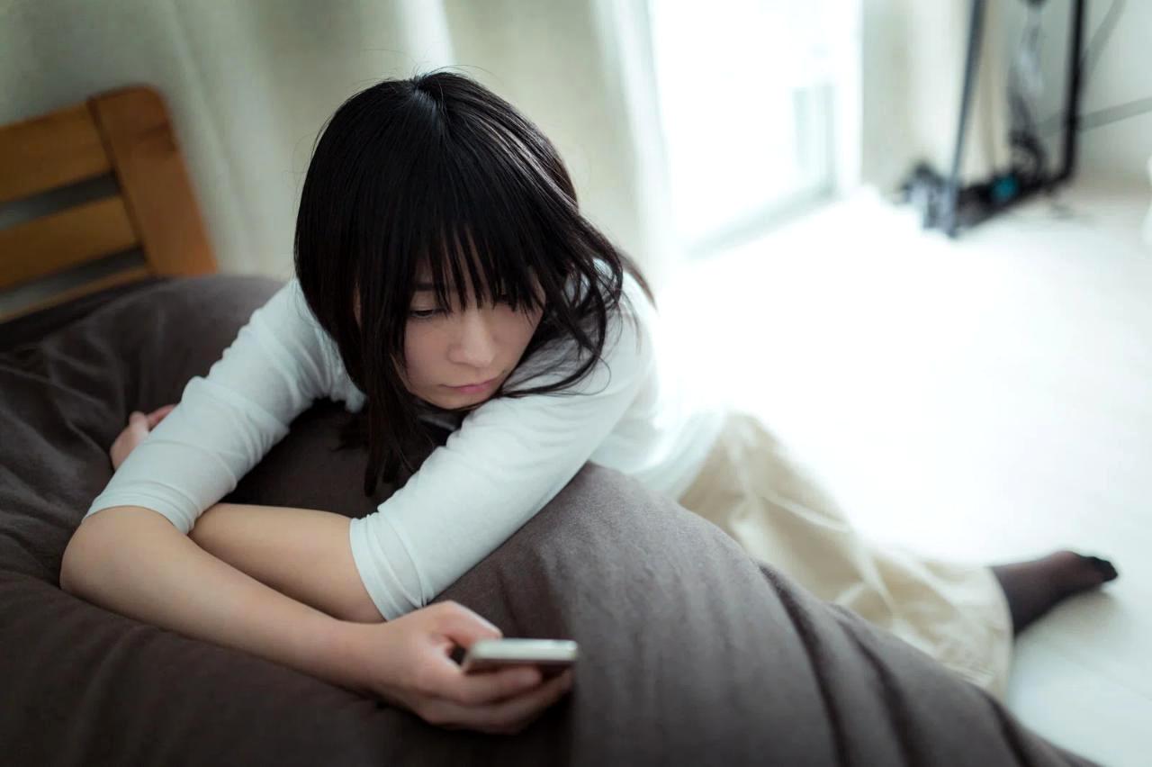 スマホの落下防止と盗難対策を両立する持ち運び方のイメージ