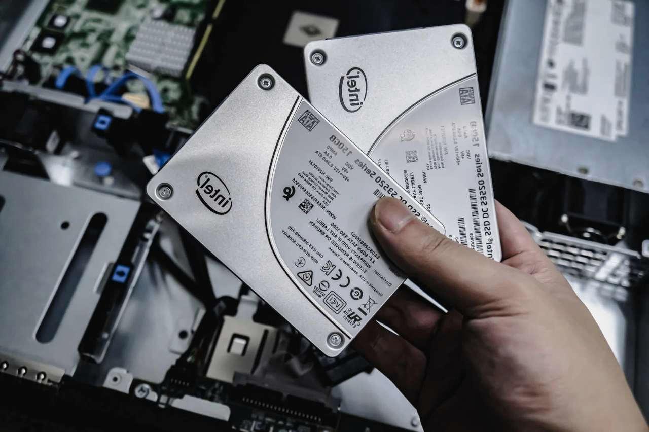 DDR5メモリモジュールのクローズアップ写真。黒基調の基板上に並ぶチップと金色の接続端子が確認できる。