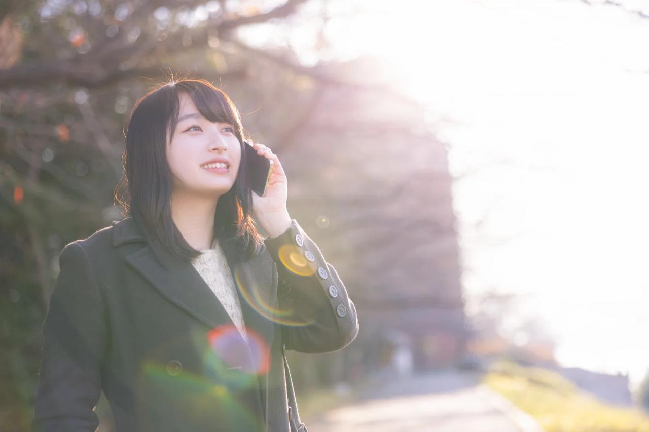 避けるべきスマホの充電中の使い方を示すイメージ