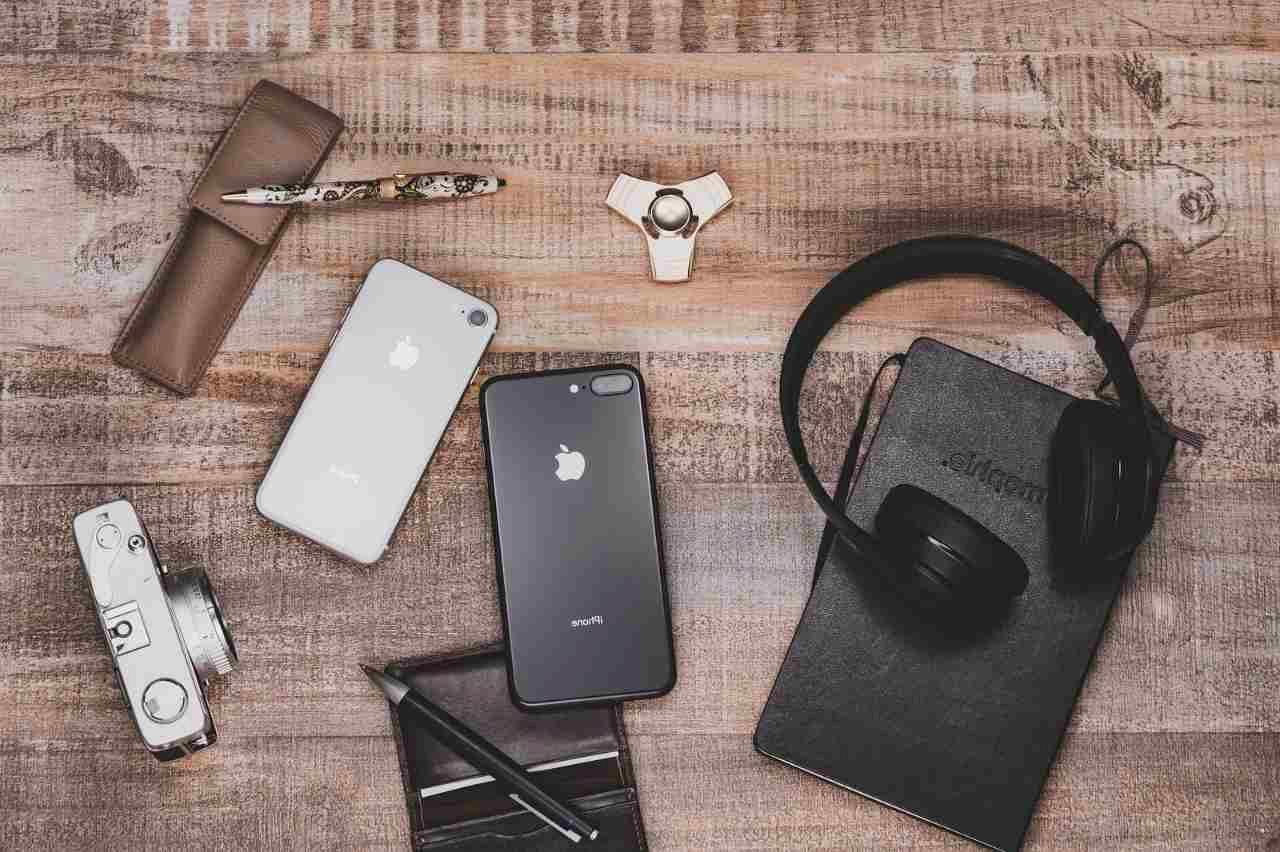 ヘッドホンとイヤホンを手に持ち、Quest 2のコントローラー設定画面を表示している