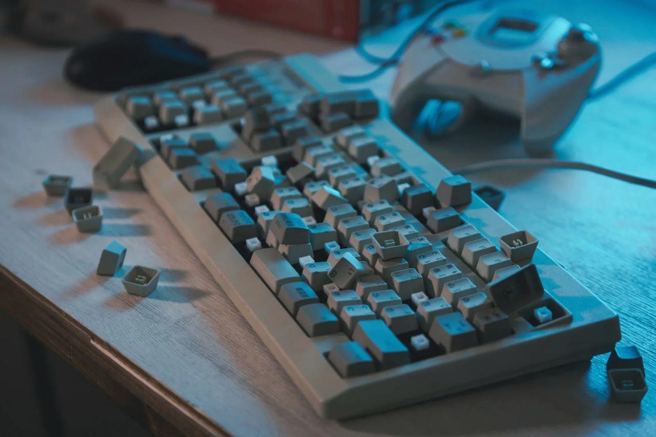メカニカルキーボードのキーキャップにOリングを取り付けているクローズアップ写真