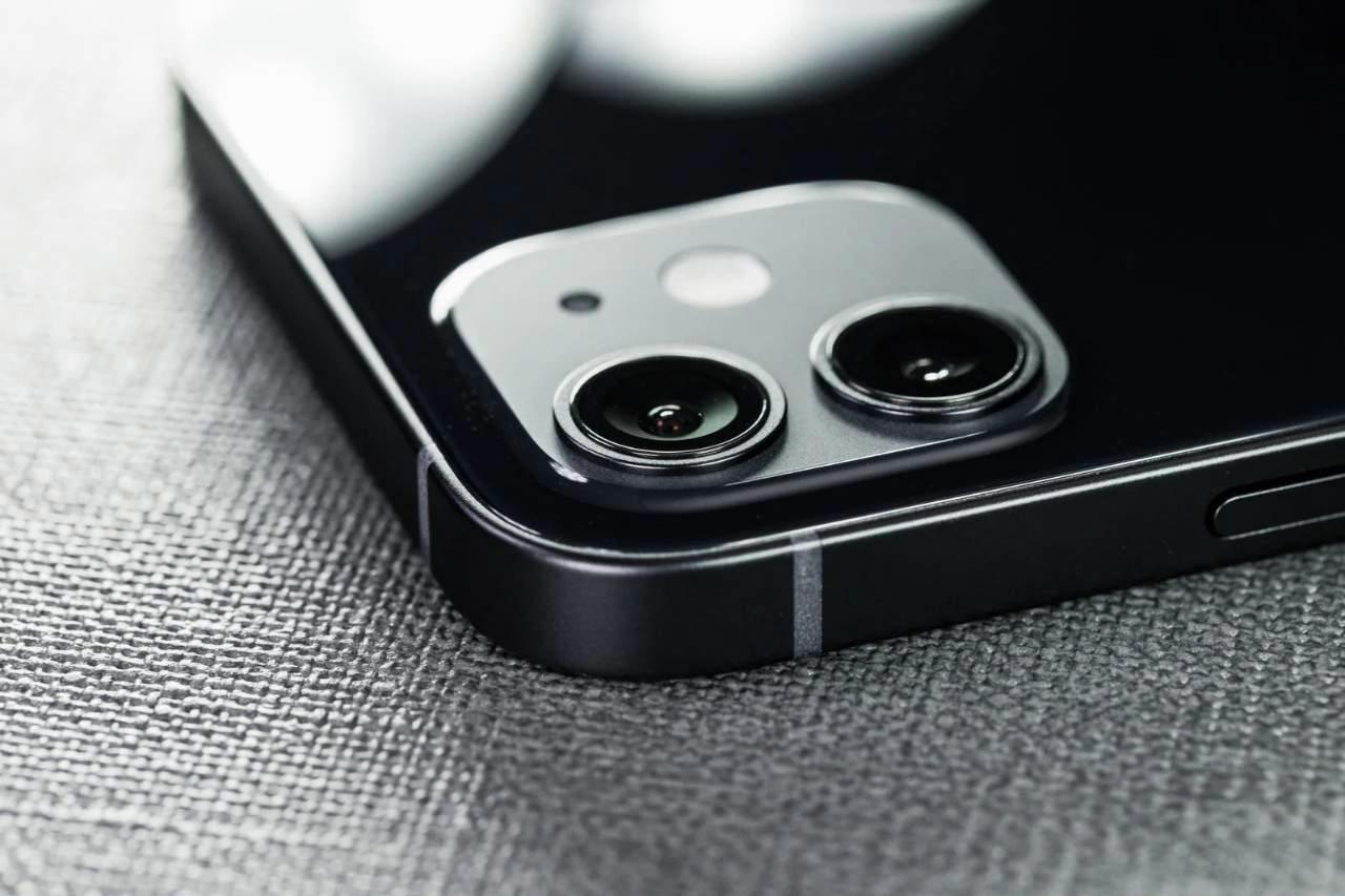 iPhoneの水没マークの位置と確認方法を示すイメージ