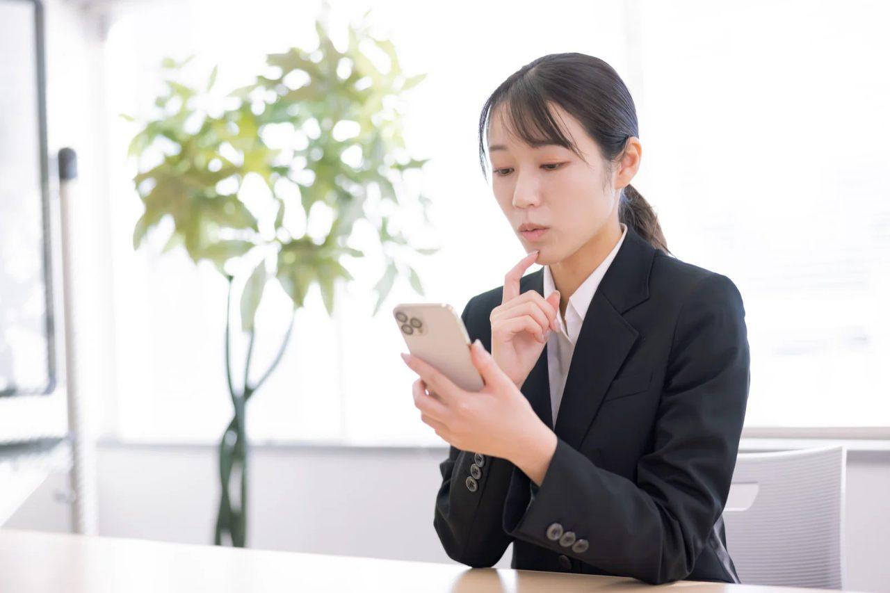 きれいに巻かれたケーブルがベルクロタイで固定され、絡みのない状態で並んでいるクローズアップ