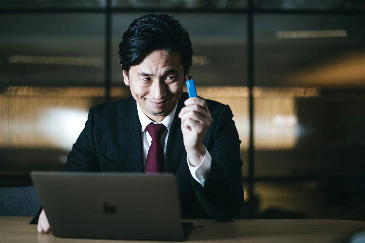 年月が経過する中でHDDとSSDのデータ保存状態が変化するイメージ