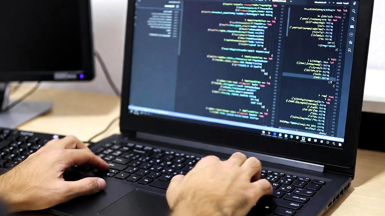 PCの使用状況を見ながら増設の必要性を判断するイメージ