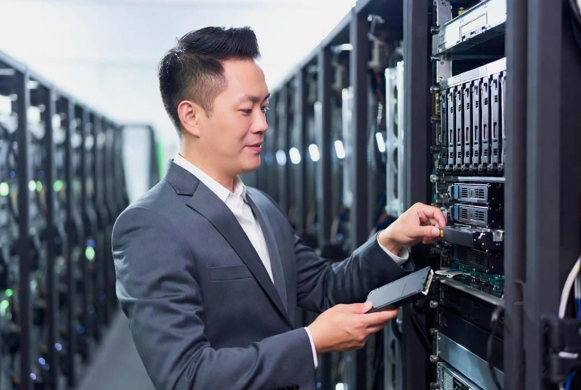 RAID 6のパリティ保護とHDD構成を示す図解イメージ