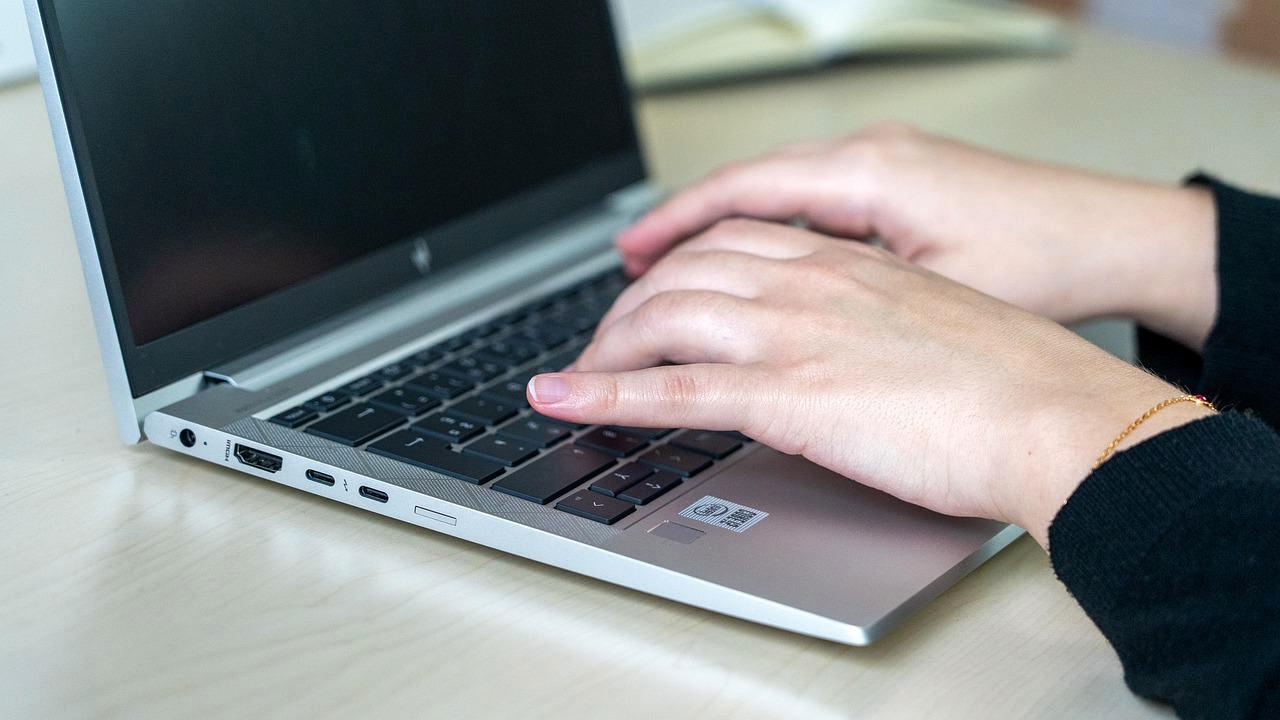 軽量化した営業バッグとChromebookで快適に移動するビジネスパーソン