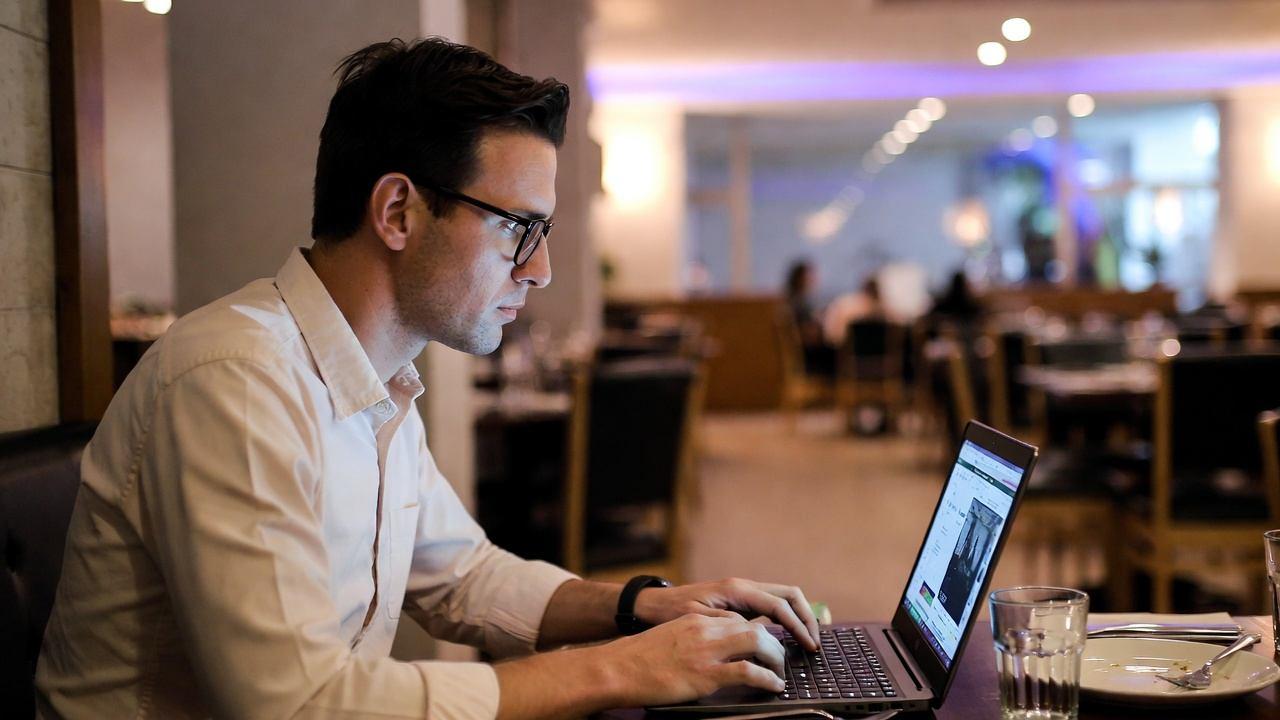 営業前にChromebookと持ち物を見直して負担軽減を確認するチェック風景