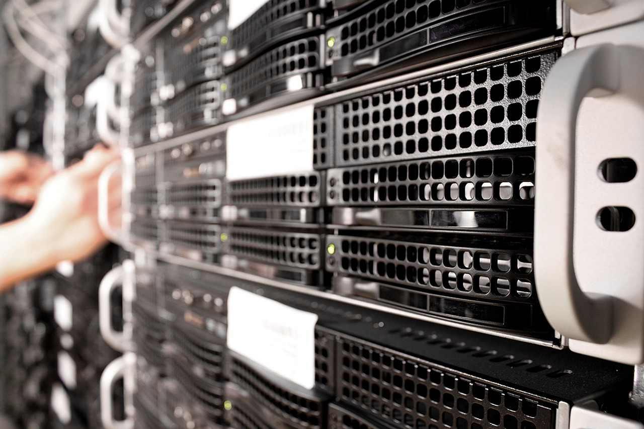 HDDと外付けSSDを並べてデータ保護の最適解を示すイメージ
