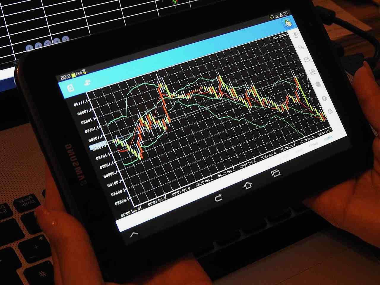 タブレット画面に並ぶ様々な動画編集アプリのアイコン