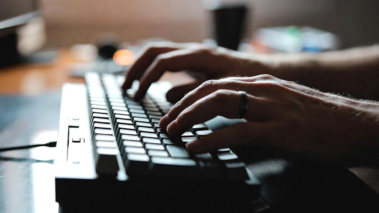 Linuxディストリビューションの人気比較を示すイメージ