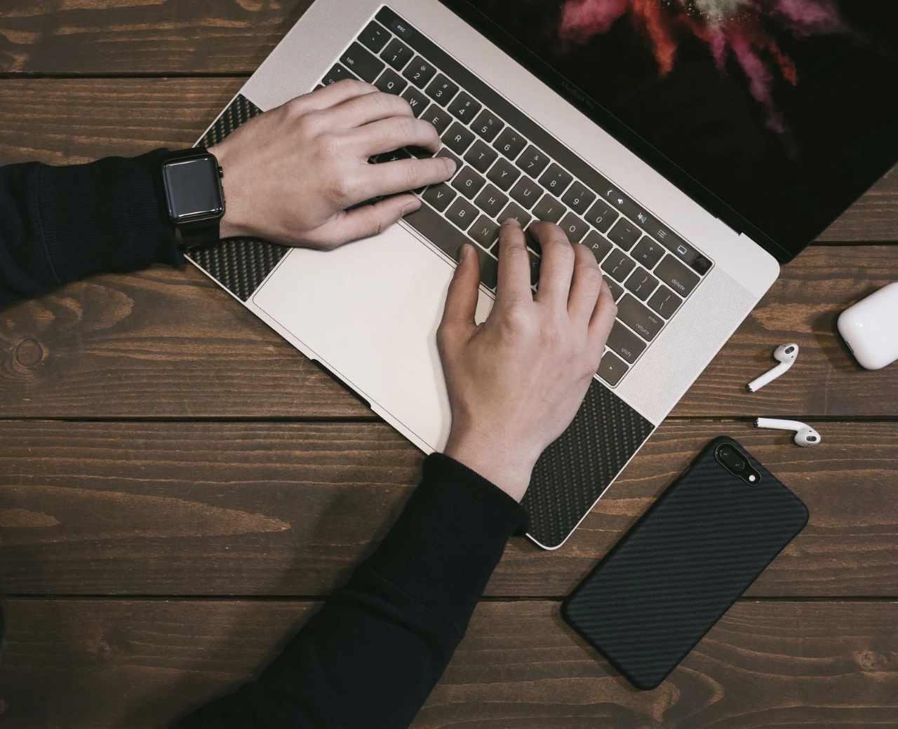 Macのデスクトップとノートパソコンが並び、適切に電源管理されている様子