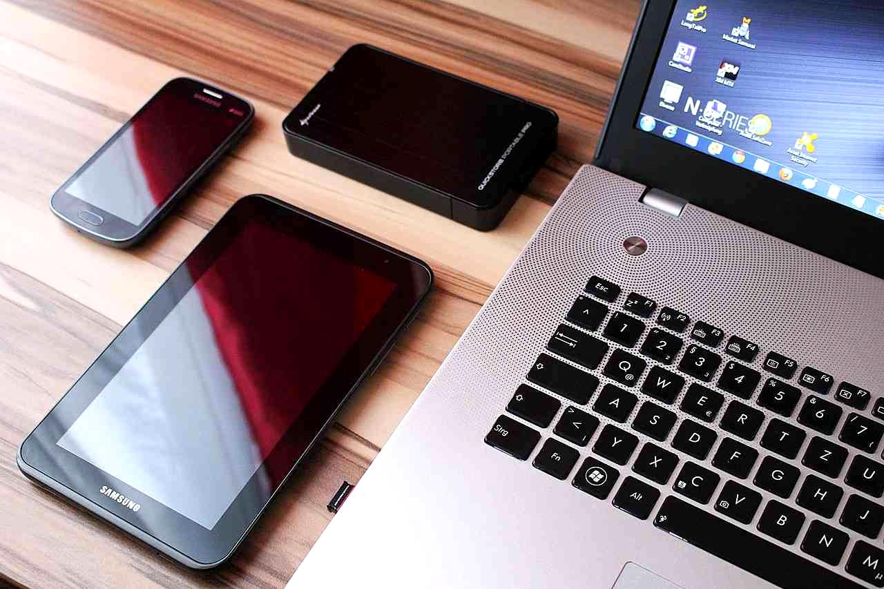 デタッチャブルPCの分離構造や状態確認を行うイメージ